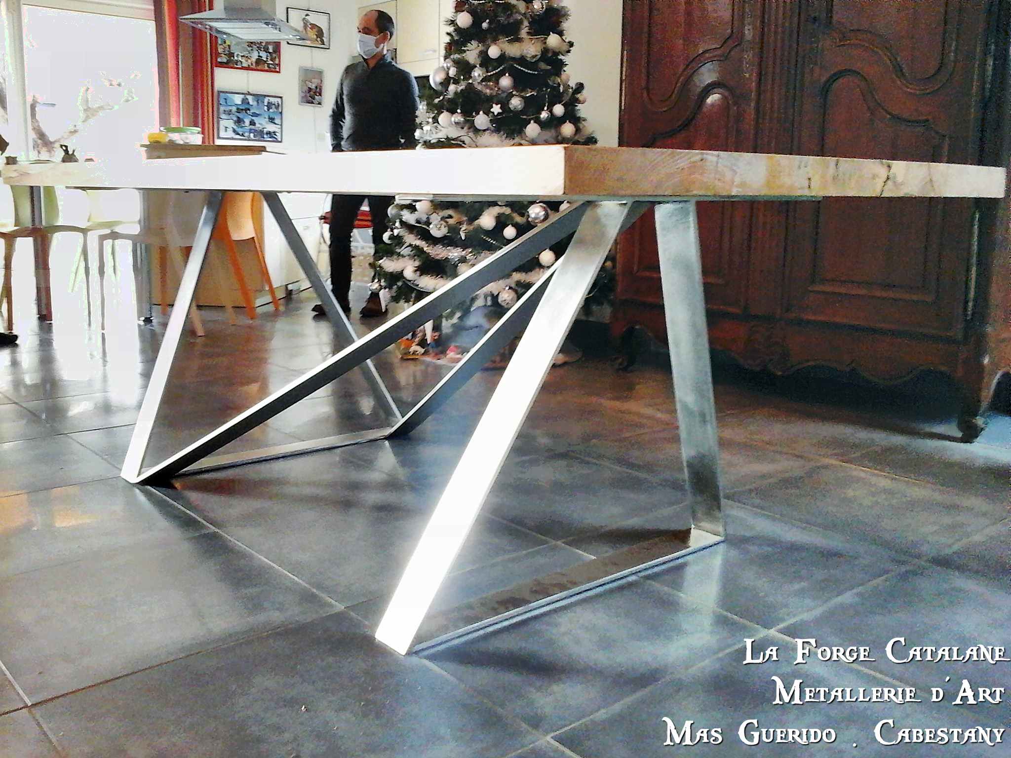 table plateau bois pietement table fer plats entrecroises moderne destructure forge catalane.jpg